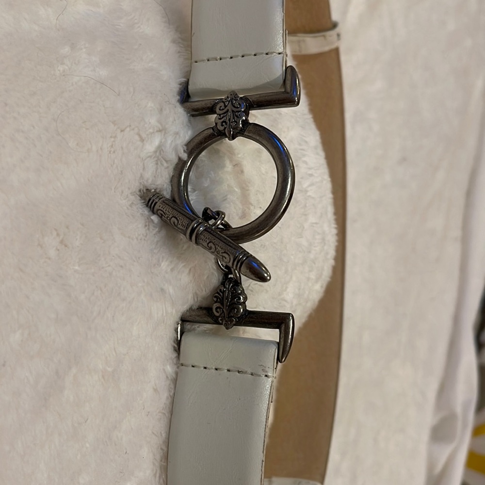 Women’s leather belt with toggle buckle